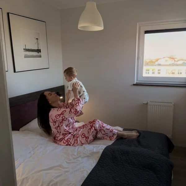 Apartament Wczasowa 8: rodzinny moment z dzieckiem
