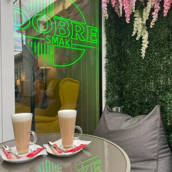 Restauracja Dobre Smaki w Wczasowa 8: kawy latte na stoliku z neonem