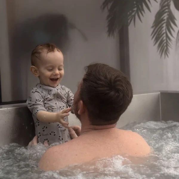 Wczasowa 8 SPA: ojciec z niemowleciem w jacuzzi - rodzinny moment