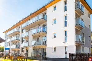 Budynek apartamentowy Wczasowa 8 z balkonami i placem zabaw