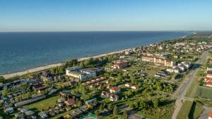 Widok z lotu ptaka na piaszczystą plażę i wybrzeże Sarbinowa nad Morzem Bałtyckim