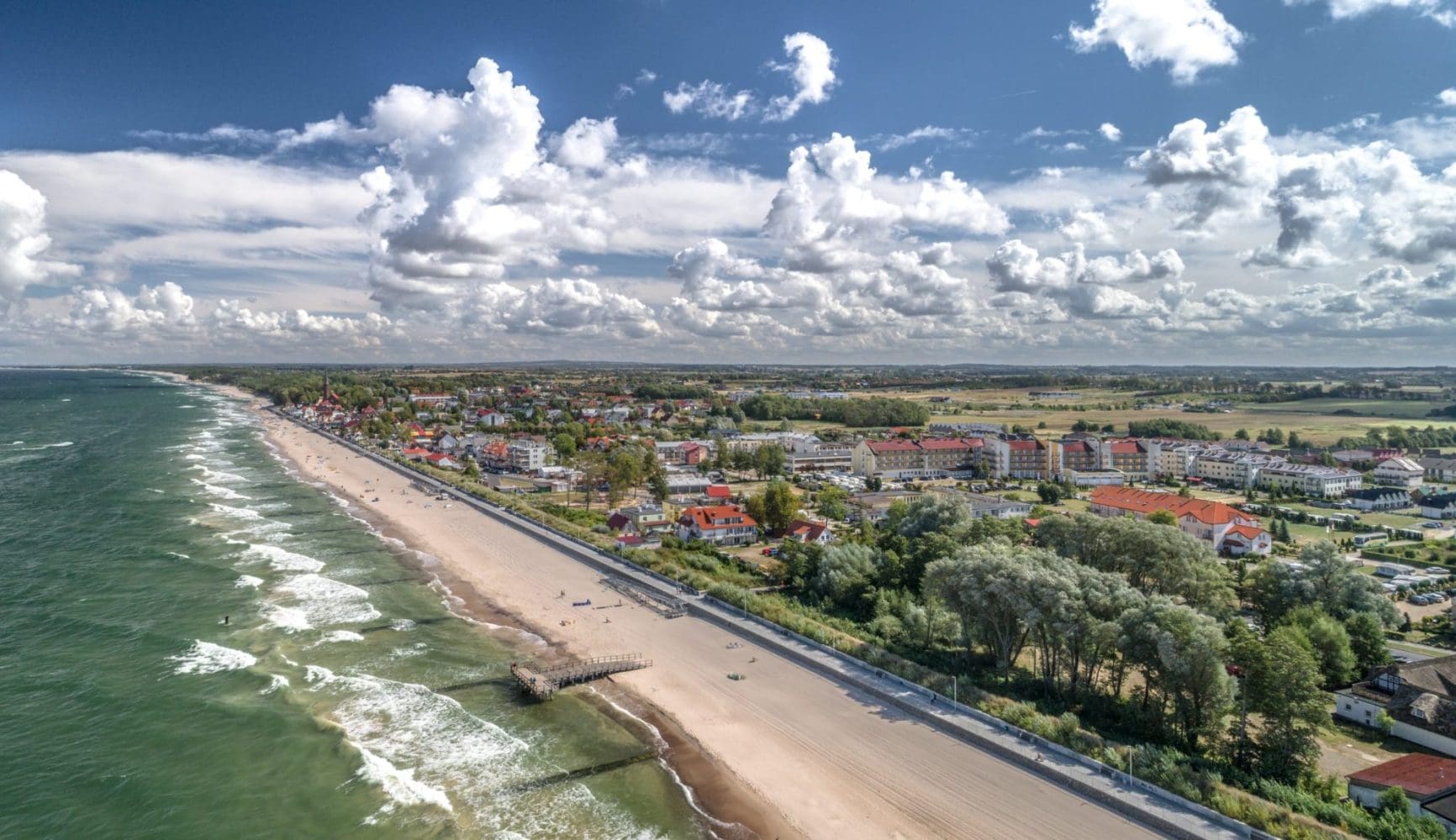 Nadmorska promenada wzdłuż plaży w Sarbinowie widziana z drona