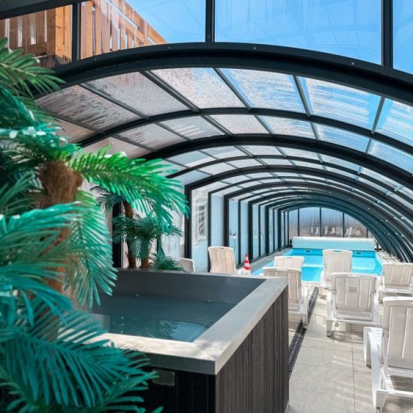 Kryty basen z zadaszeniem i jacuzzi w Wczasowej 8