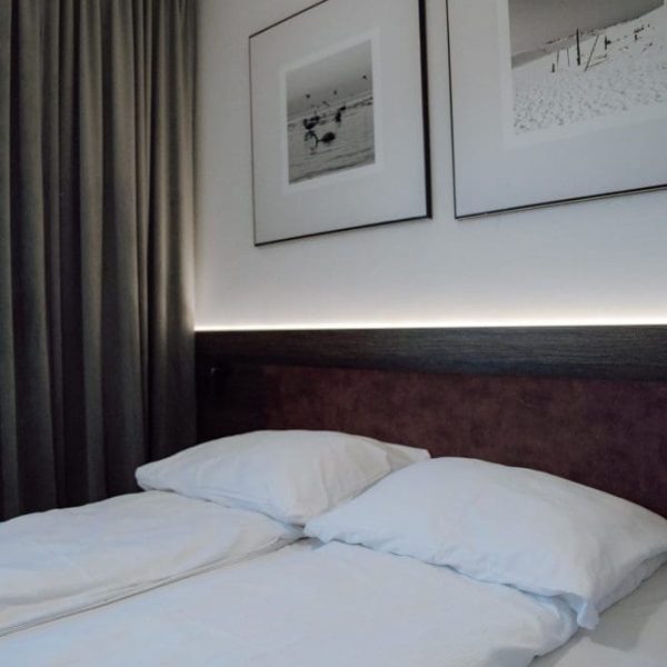 Sypialnia w apartamencie Wczasowa 8 z podswietlanym zaglowkiem