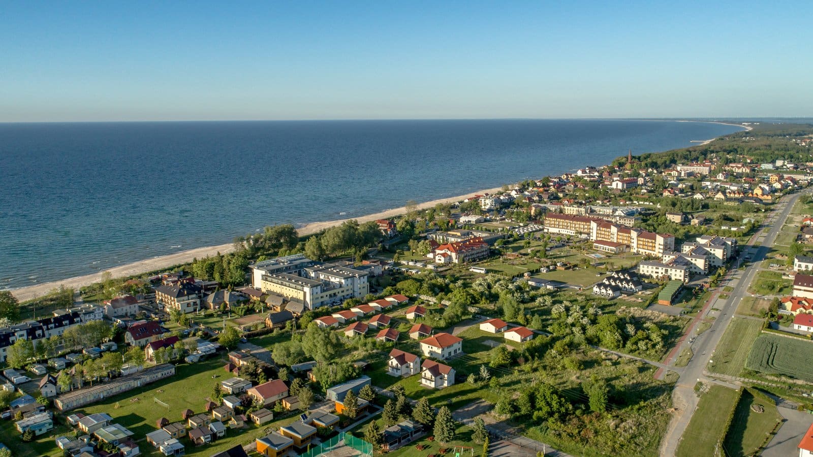 Panorama Sarbinowa z drona: morze, plaża i zabudowa miejscowości