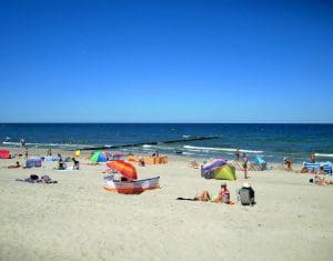 Letni dzień na plaży w Sarbinowie z parawanami