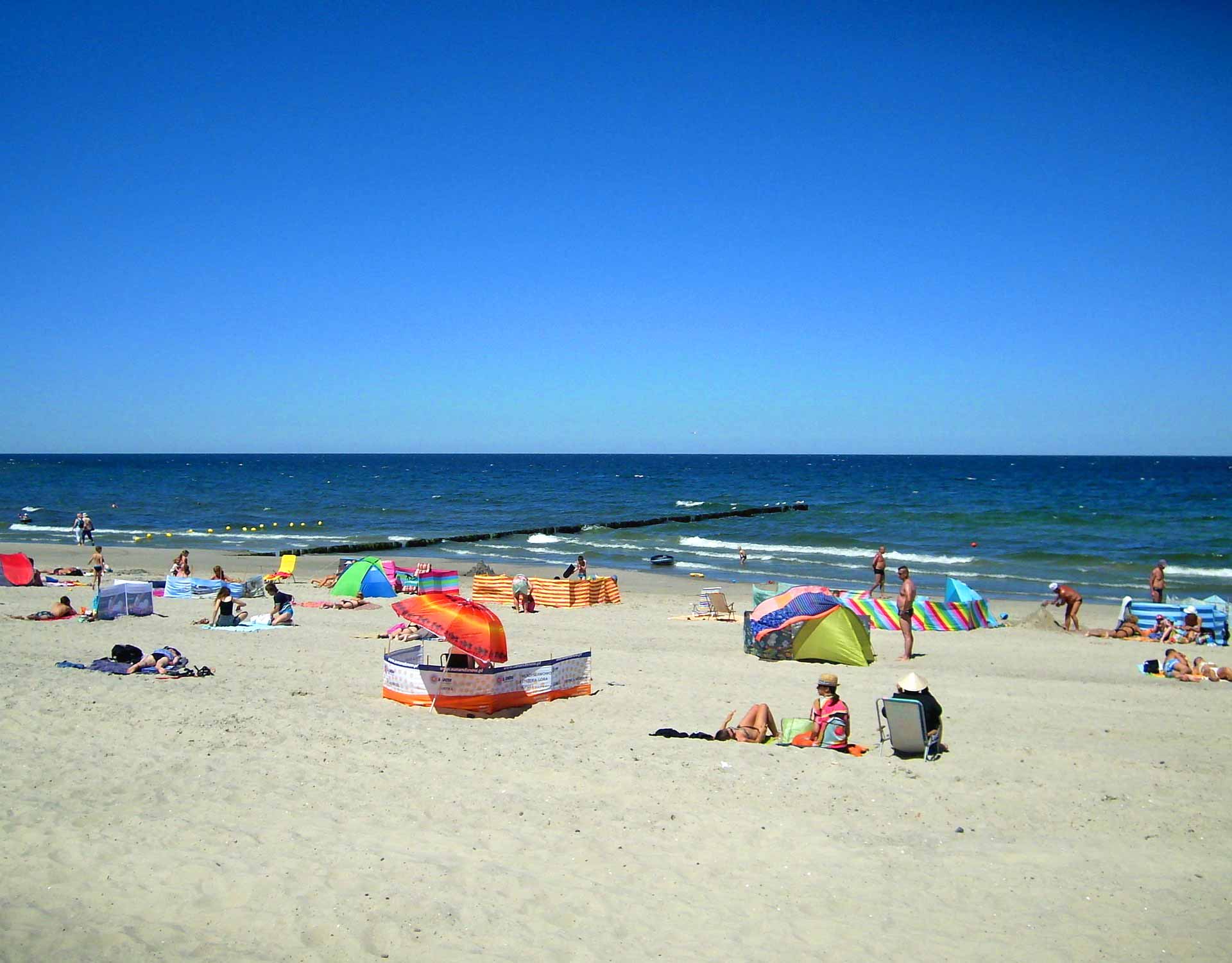 Letni dzień na plaży w Sarbinowie z parawanami