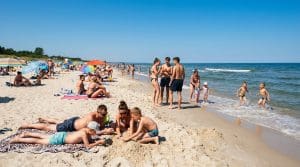 Tłum plażowiczów na bałtyckiej plaży w słoneczny dzień