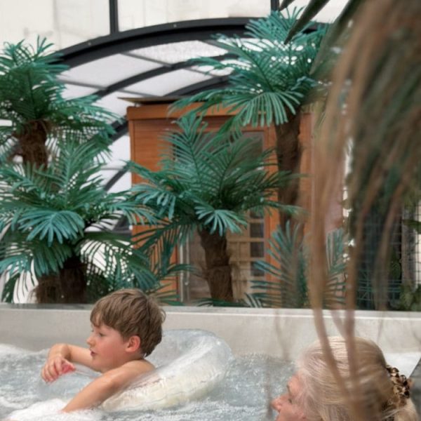 Dziecko i mama w jacuzzi w krytej strefie SPA