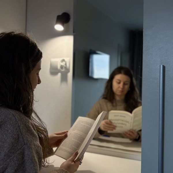 Kobieta czyta książkę w apartamencie