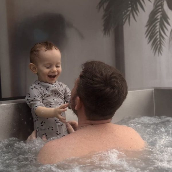 Roześmiany maluch z tatą w jacuzzi