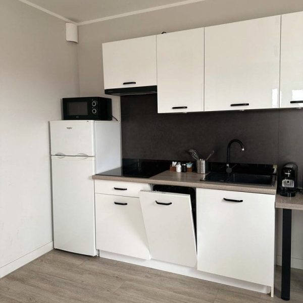 Aneks kuchenny w apartamencie z lodówką, mikrofalówką i płytą