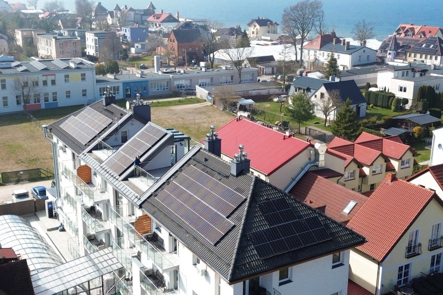 Sarbinowo z lotu ptaka: dachy hotelu Wczasowa 8 i zabudowa przy plaży