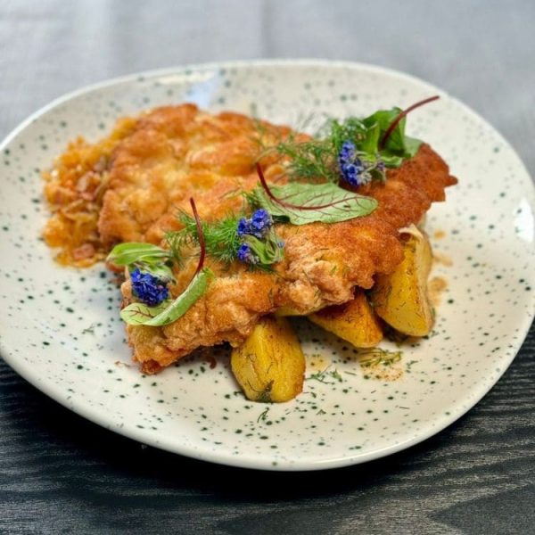 Kotlet schabowy z pieczonymi ziemniakami i zasmażaną kapustą