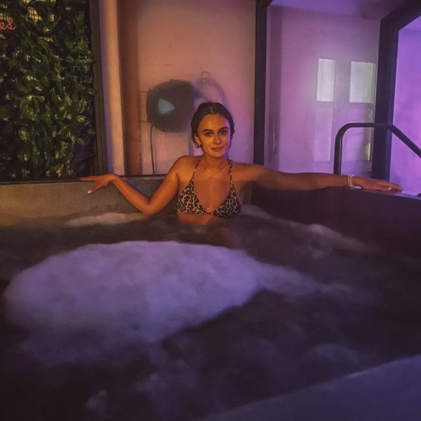 Wieczorny relaks w jacuzzi w fioletowym świetle