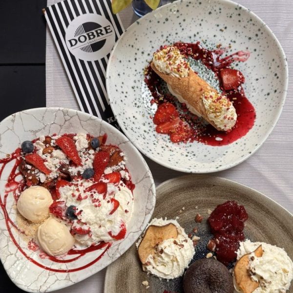 Trzy desery na stole w restauracji Dobre Smaki