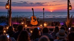 Gitara akustyczna i retro mikrofon w świetle świec, w tle różowo-niebieskie neony i publiczność od tyłu