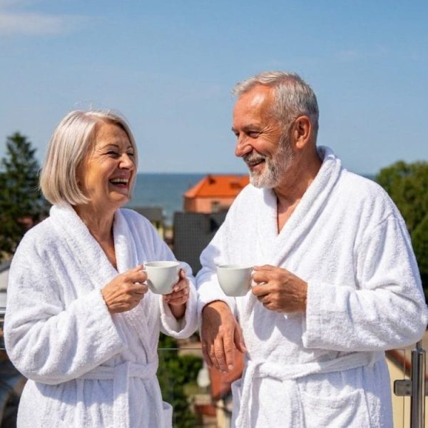 Para seniorów w szlafrokach z kawą na tarasie Wczasowej 8