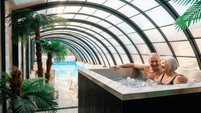 Uśmiechnięta para seniorów w jacuzzi w krytej strefie basenowej Wczasowej 8