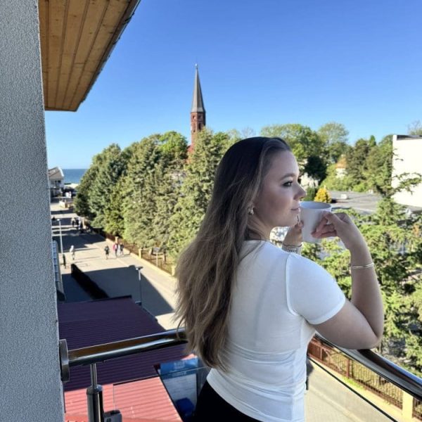 Poranna kawa na balkonie z widokiem na wieżę kościoła w Sarbinowie