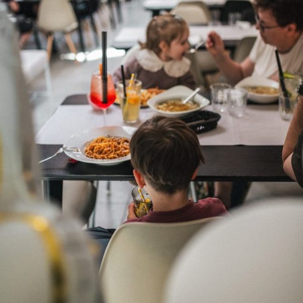 Rodzina je obiad w restauracji Dobre Smaki