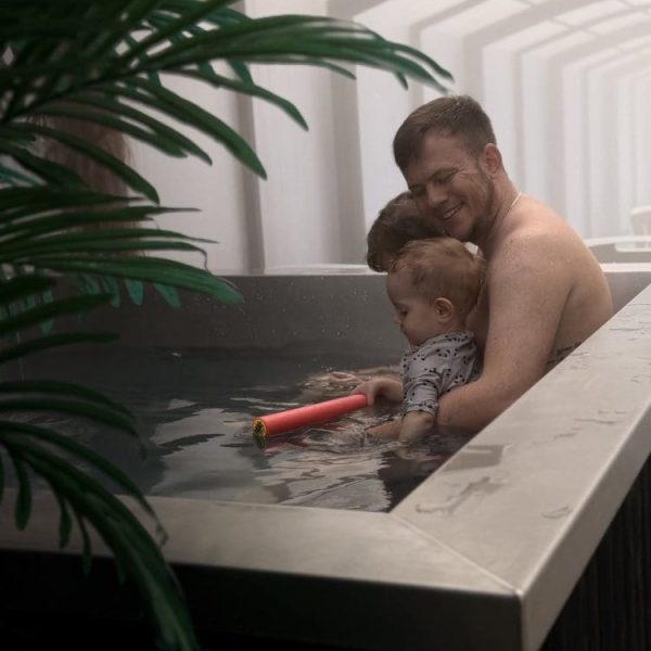 Tata z maluchem w jacuzzi strefy basenowej Wczasowej 8